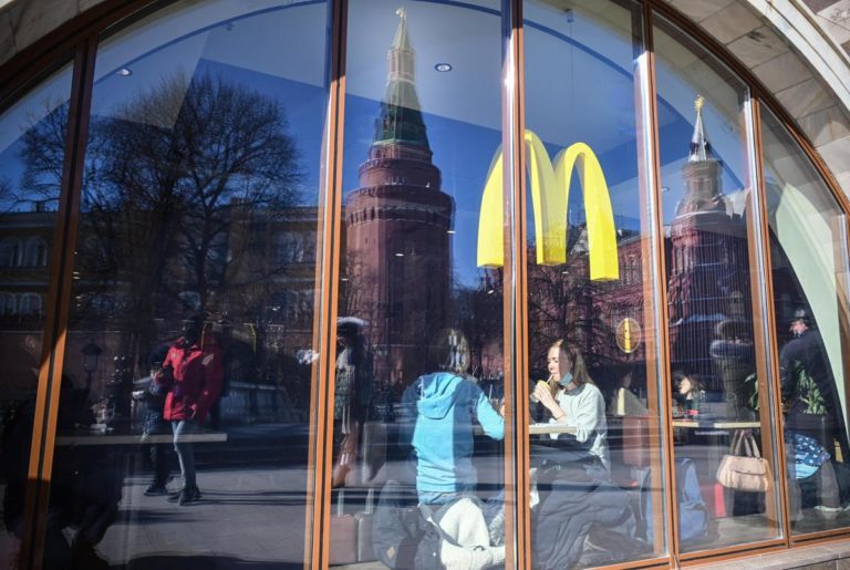 Guerra Ucraina, McDonald’s lascia Russia: venderà tutti fast food