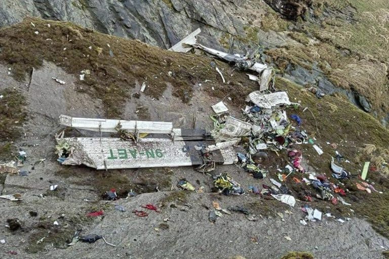 Ritrovato aereo scomparso in Nepal, recuperati 14 corpi