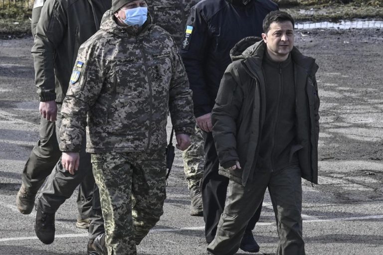 Ucraina, Zelensky: “Fino a 100 morti al giorno su fronte est”