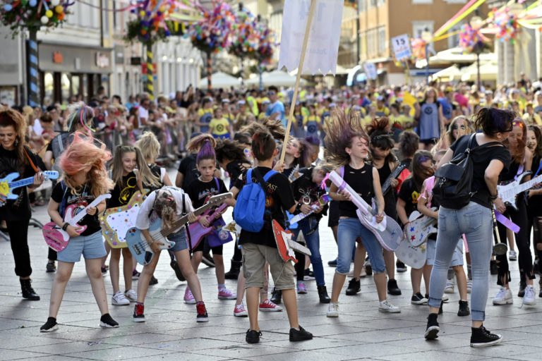 Carnevale a Fiume. I bimbi sfilano sotto il solleone (foto)