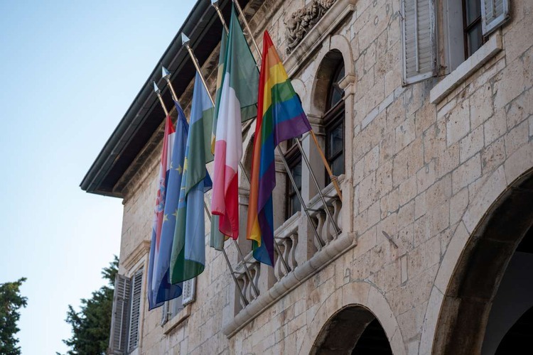 La bandiera arcobaleno in piazza Foro