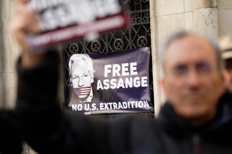 Assange, sì a estradizione in Usa: decreto firmato in Gb