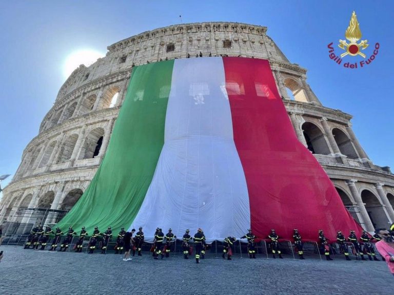 2 giugno, i vigili del fuoco vestono il Colosseo con il tricolore