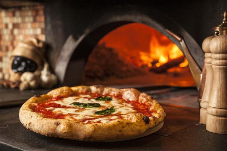 L’Ue tutela la pizza napoletana. Le regole vanno rispettate
