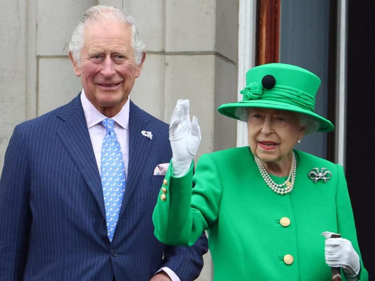 Giubileo di Platino, la regina si affaccia dal balcone di Buckingham Palace