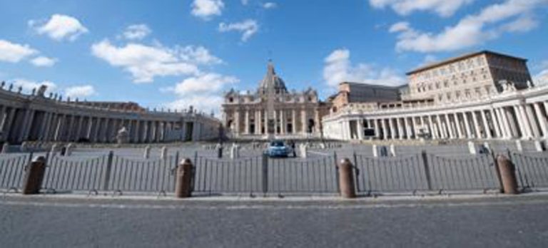 Roma, non si ferma all’alt e sfonda transenne Vaticano: fermato