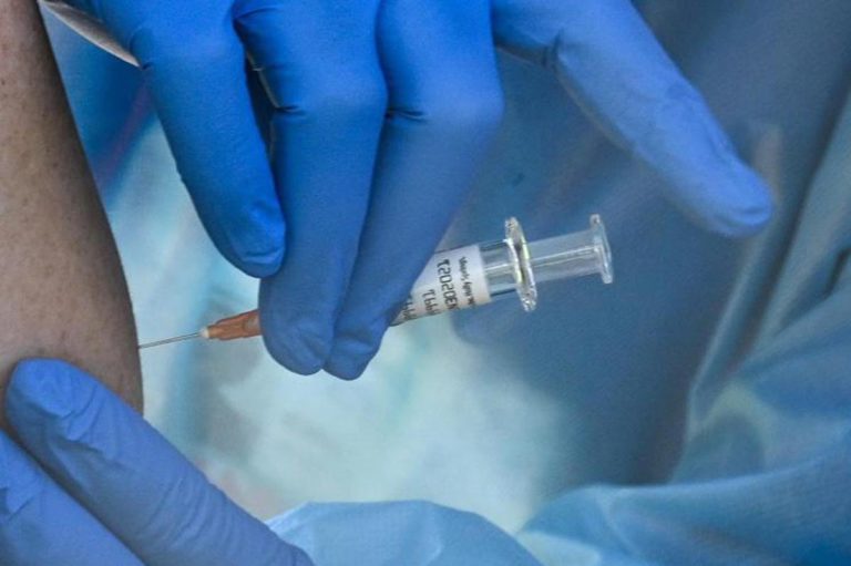 Vaccino Covid, studio: evitati 20 milioni di morti nel mondo nel 2021