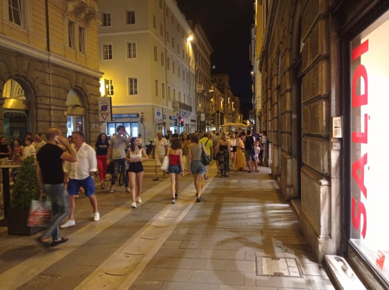 Trieste. Notte dei saldi, un successone (foto e video)