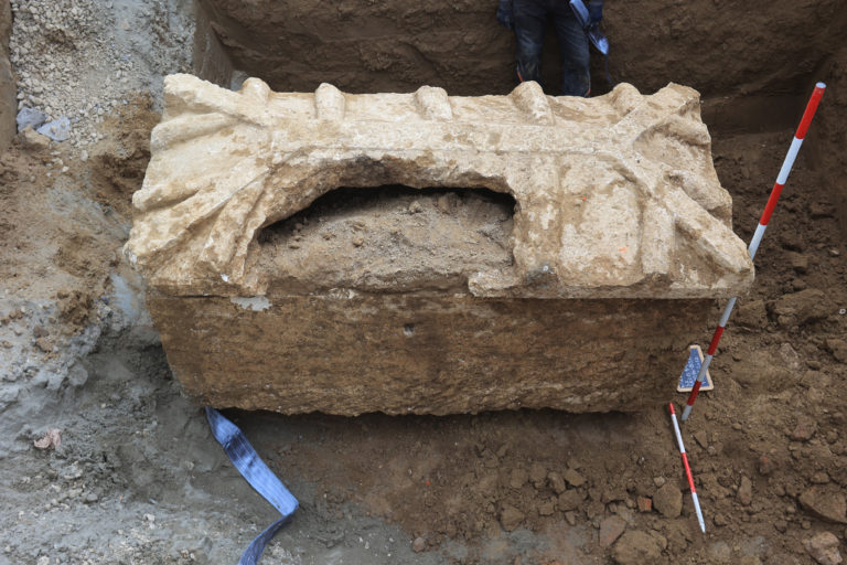 Croazia. Antico sarcofago di epoca romana scoperto a Vinkovci (foto)
