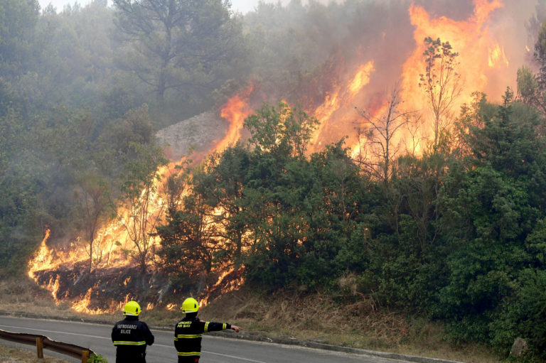 Sebenico (Šibenik). Grosso incendio: fiamme su una ventina di case (foto)