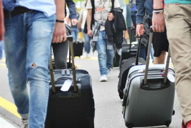 Inflazione, dai voli agli alberghi: ecco i rialzi delle vacanze degli italiani