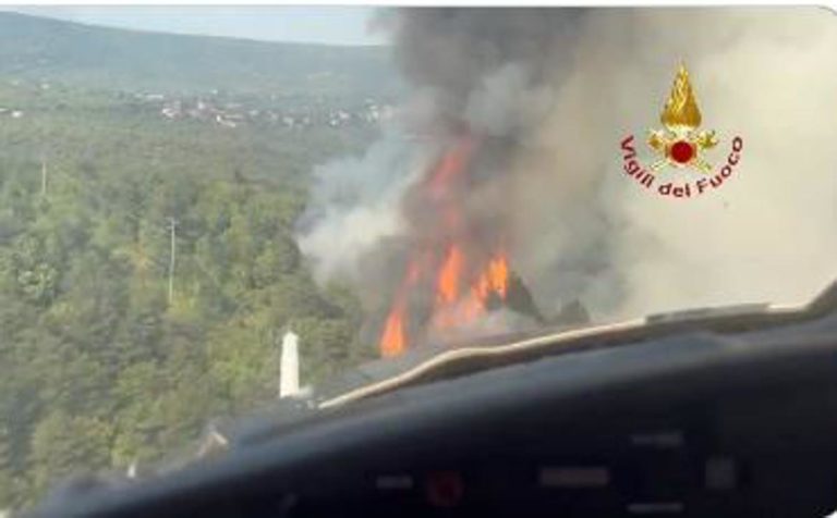 Maxi incendio sul Carso, traffico in tilt e treni interrotti – Video