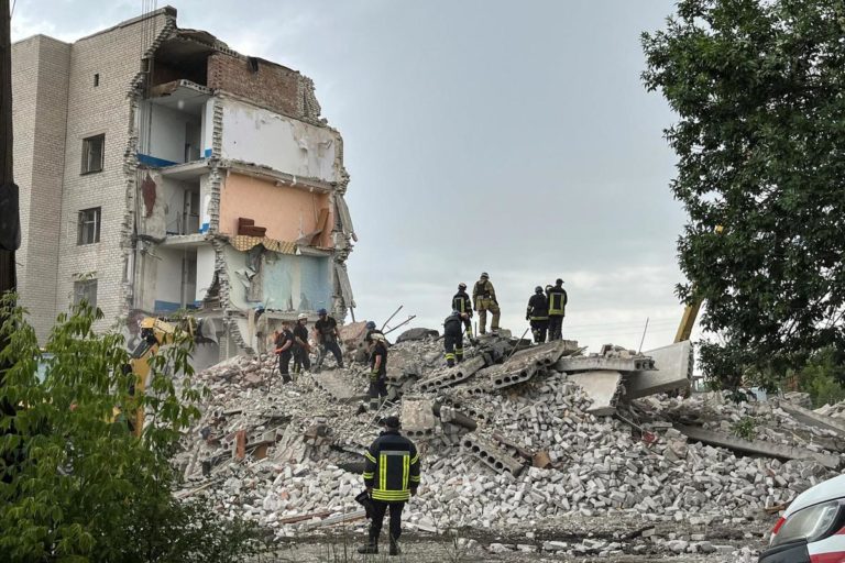 Ucraina, Russia bombarda Donetsk: 6 morti e 30 persone sotto le macerie