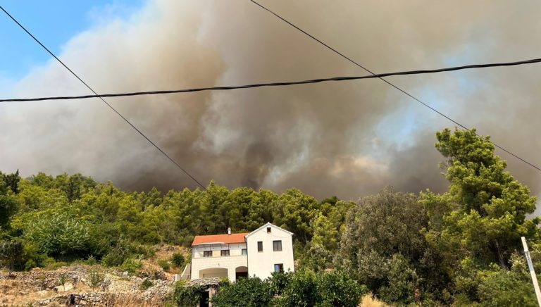 Incendio sull’isola di Lesina (Hvar): le fiamme uccidono un uomo