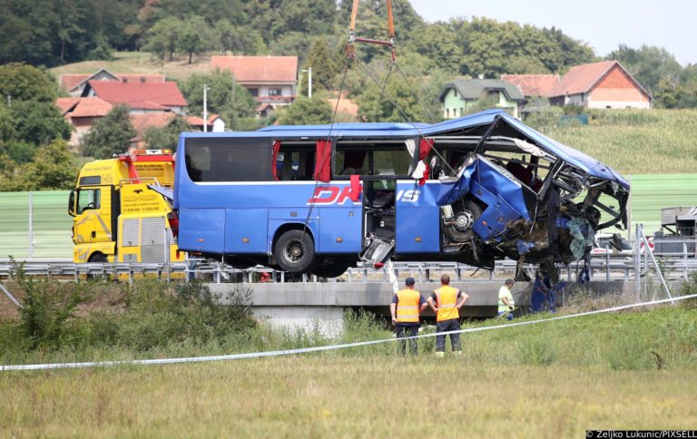 Zagabria, tragedia sull’A4. Pullman esce di strada: morti 12 polacchi (foto)