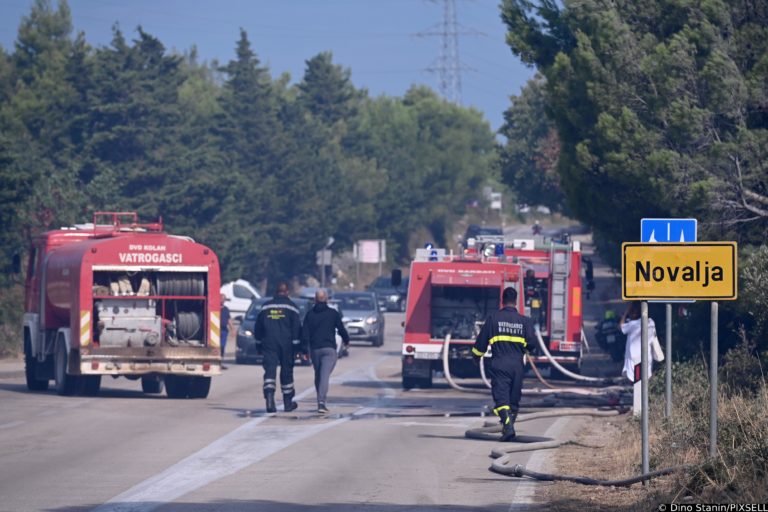 Incendi: giovani in fuga da Zrće (Pago). Fiamme anche a Crikvenica