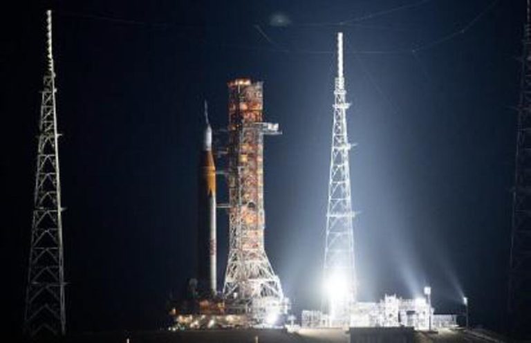 Artemis 1, problemi a motore: rinviato il lancio verso la Luna