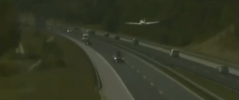 Slovenia. Il video spettacolare dell’atterraggio in autostrada