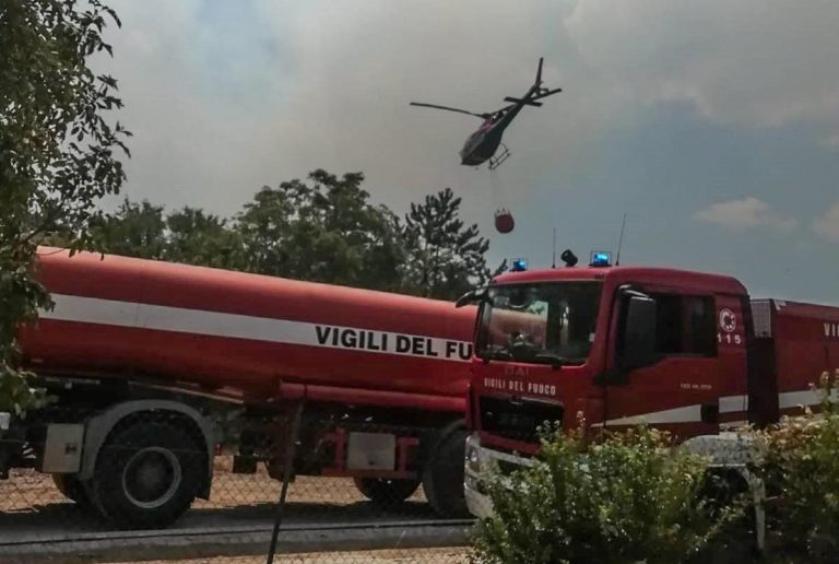 Incendi, ancora fiamme sul Carso: chiuse autostrada e ferrovie