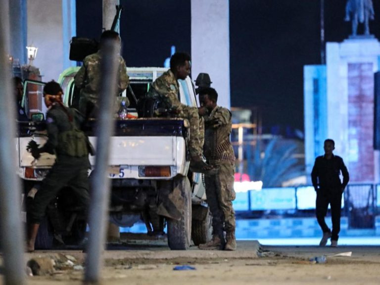 Somalia, attacco al-Shabab contro hotel a Mogadiscio: 16 morti