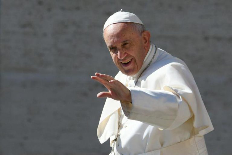 Papa all’Aquila: «Tutto da ricostruire, serve impegno lungimirante»