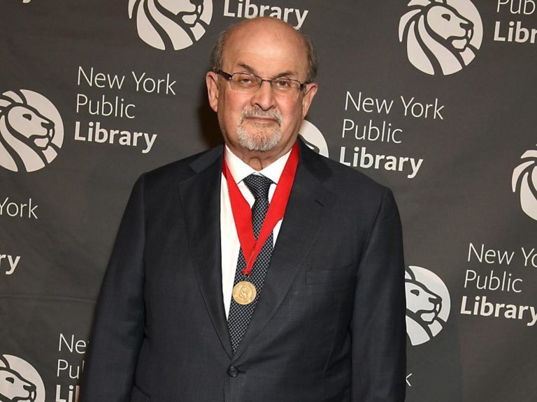 Salman Rushdie, accoltellato a New York: il video dell’aggressione