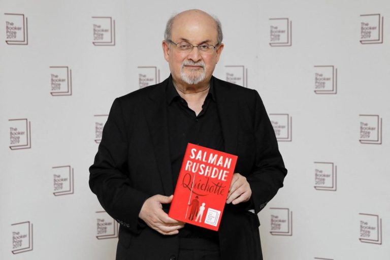 Salman Rushdie operato, rischia di perdere un occhio