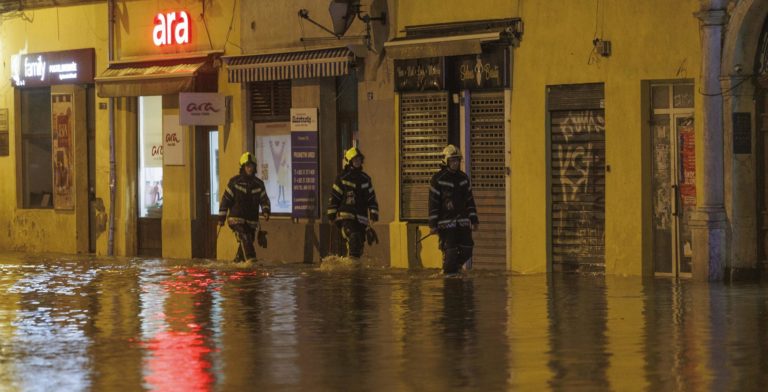 Bomba d’acqua su Fiume: un morto, strade allagate, danni