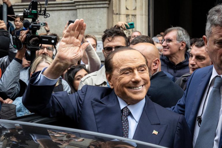Compleanno Berlusconi, il regalo dal cielo – Video