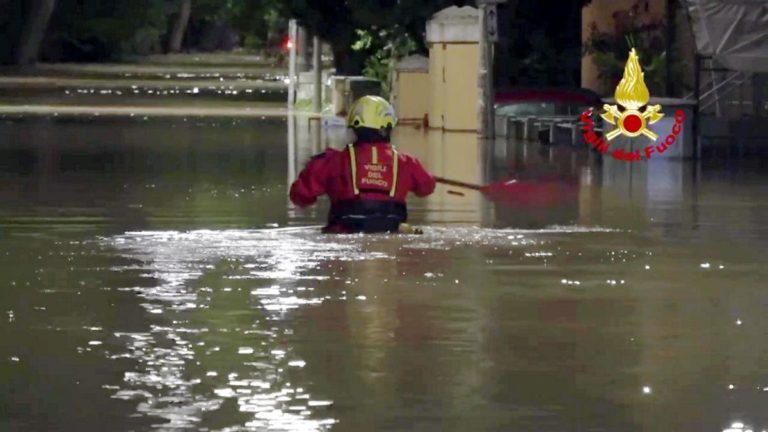 Alluvione Marche, le immagini dall’elicottero – Video