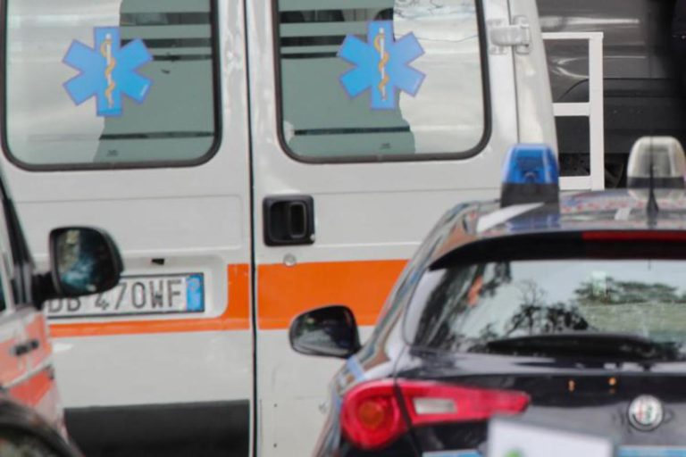 Milano, accoltella 5 persone al centro commerciale: morto un dipendente dell’ipermercato