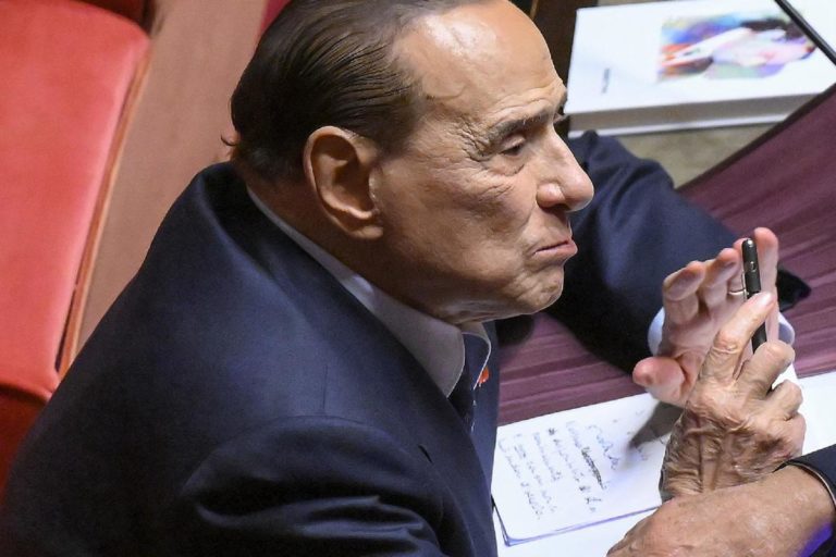 Berlusconi e gli appunti su Meloni: “Arrogante, non ci si può andare d’accordo”