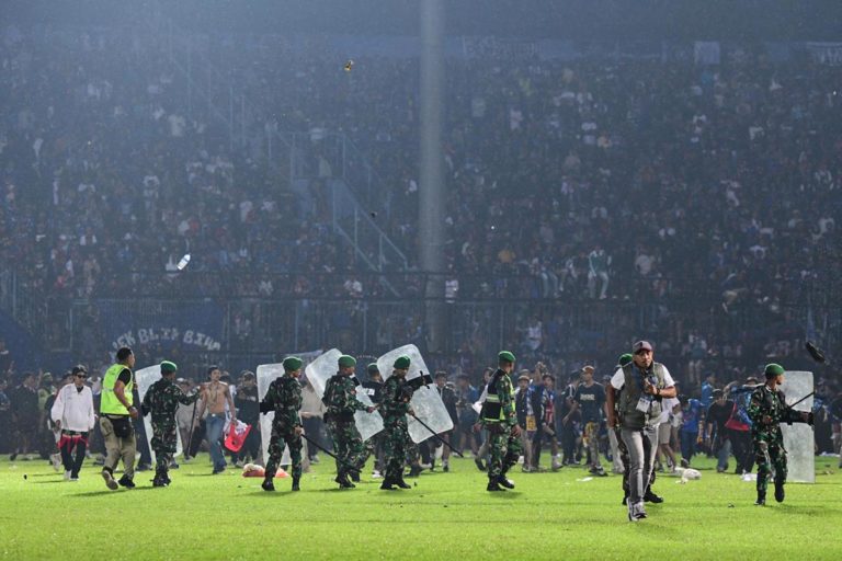 Indonesia, scontri allo stadio dopo partita calcio: almeno 129 morti
