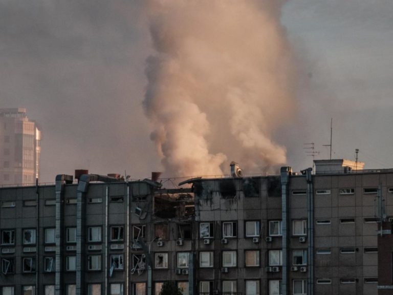 Ucraina, attacchi con droni kamikaze a Kiev: esplosione in centro città