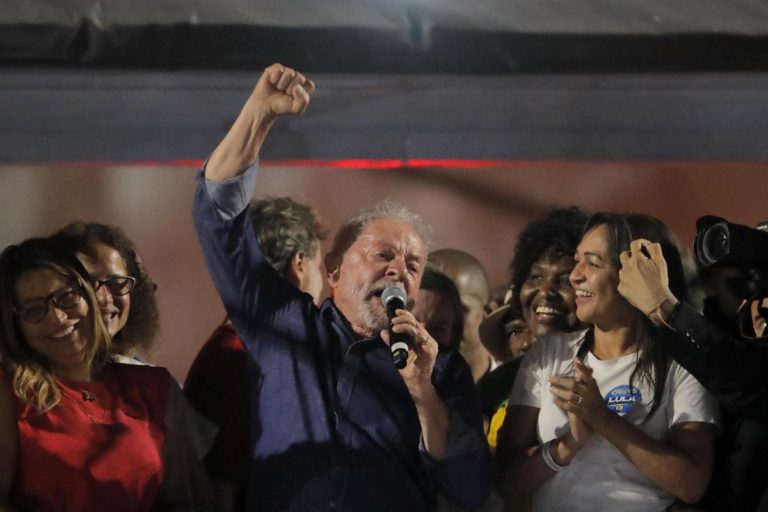 Elezioni Brasile 2022, vince Lula: “Hanno cercato di seppellirmi ma sono risorto”