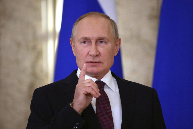 Russia, Putin tra i soldati: prova il fucile e spara