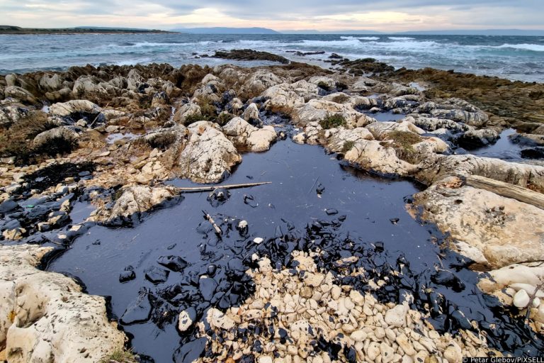 Inquinamento a Lisignano. Macchia oleosa in mare
