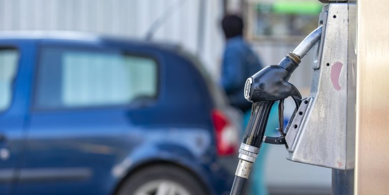 Carburanti: il prezzo della «verde» su, quello del gasolio giù