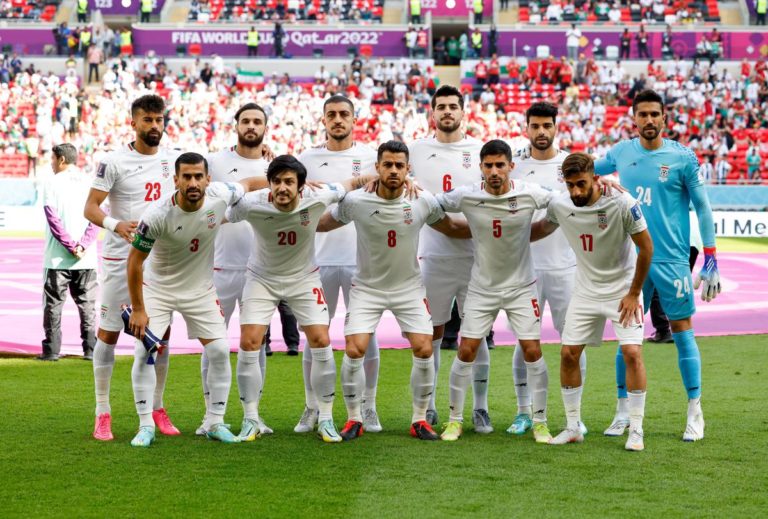 Qatar 2022, il regime si fa sentire: i giocatori dell’Iran cantano l’inno
