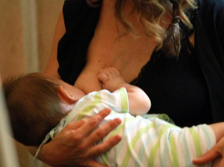 Bimbi allattati in Parlamento, Meloni: “Segnale importante per maternità”