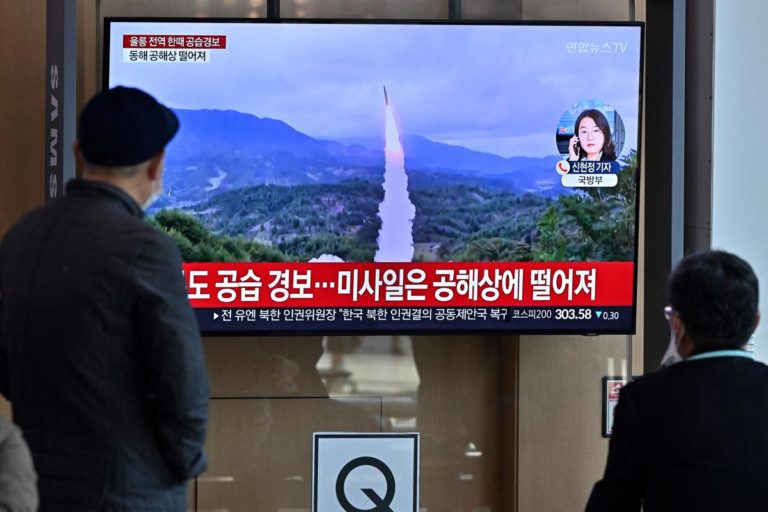 Nord Corea, Seul denuncia lancio 10 missili: “Mai arrivati così vicini”