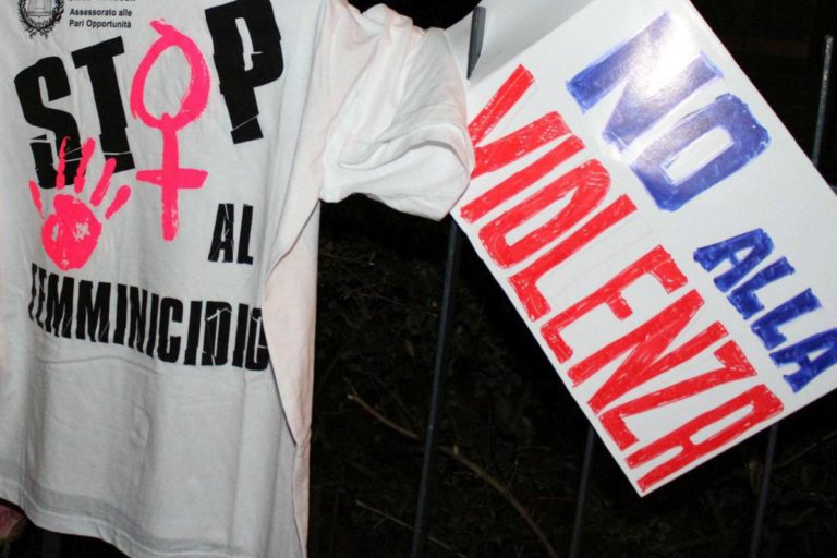 Violenza su donne, Mattarella: “E’ aperta violazione diritti umani”