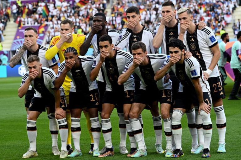 Mondiali 2022, Germania protesta contro Fifa: la tv oscura l’immagine