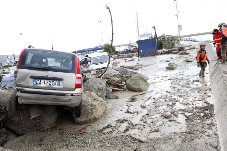 Frana Ischia, video dall’elicottero: fango cancella case e strade