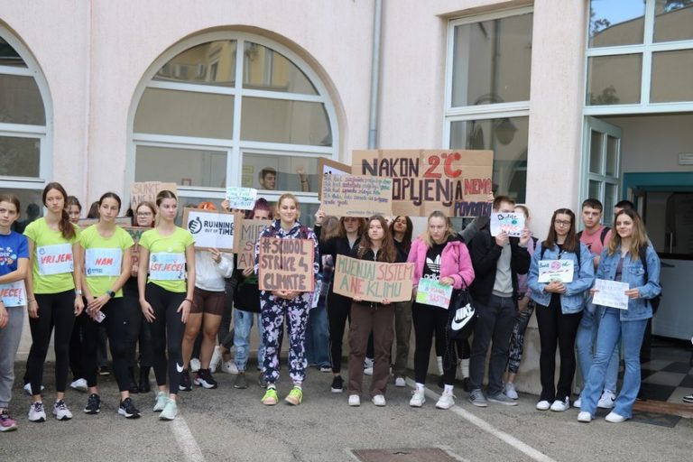 Gli studenti in strada contro i cambiamenti climatici