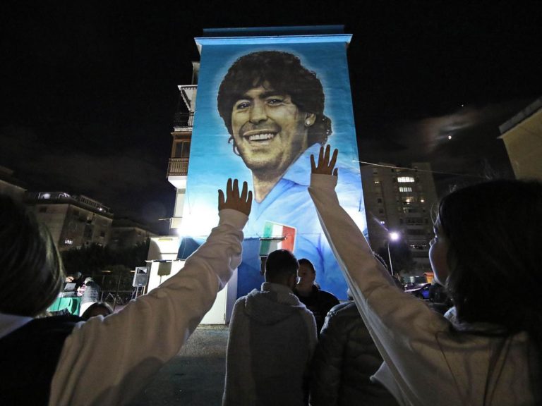 Maradona, tra fiaccole e calcetto Napoli lo ricorda a 2 anni da morte