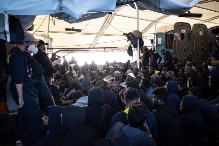 Migranti, Humanity a Catania: “Far sbarcare tutti”. Geo Barents in porto