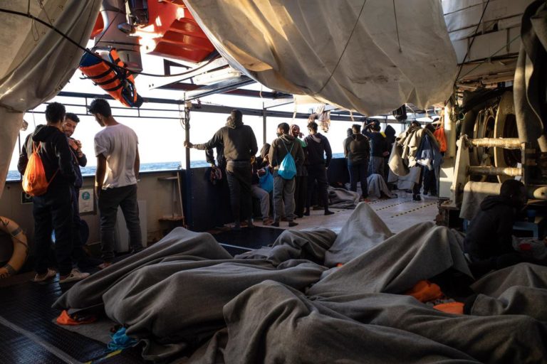 Migranti, nave Geo Barents in porto a Catania – Video