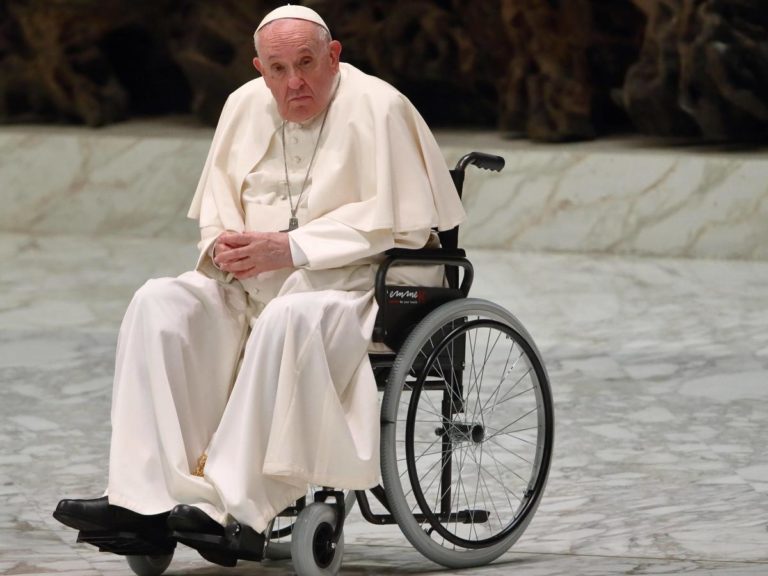 Benedetto XVI, papa Francesco in sedia a rotelle ai funerali