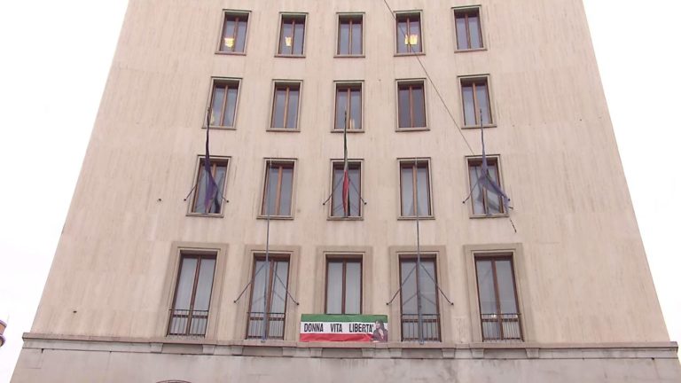 Trieste, Iran: striscione «Donna Vita Libertà» su facciata Cr Fvg Ts e Ud